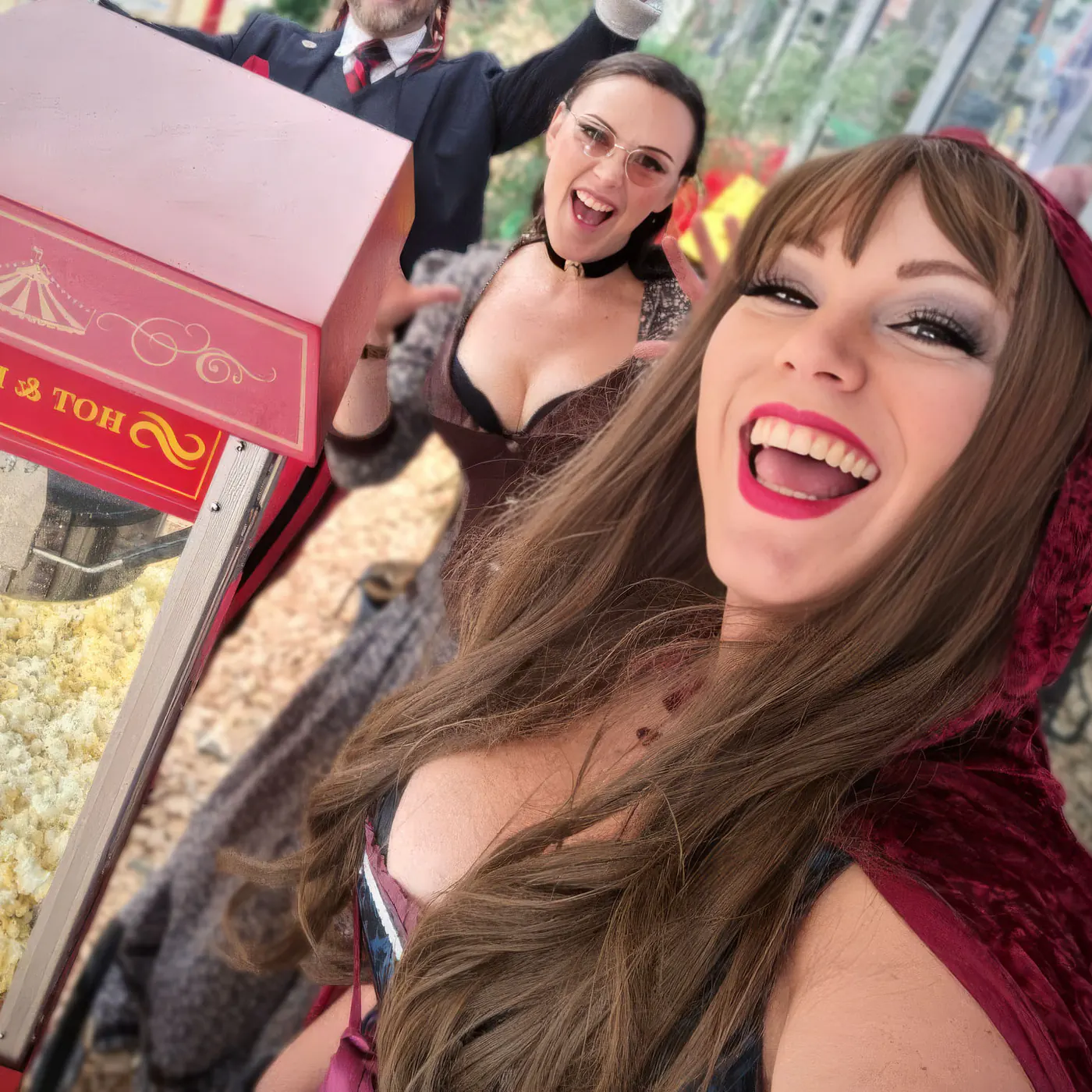 Popcornflickorna serverar popcorn från popcornvagnen på ett event